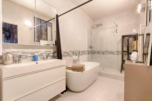 Résidor - Magnificent New York artist's loft ! في سان دوني: حمام أبيض مع حوض ومغسلة