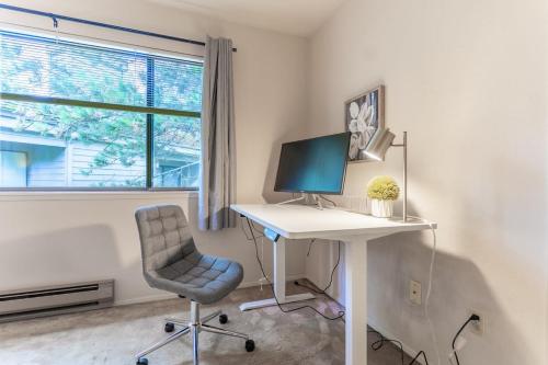 Μια τηλεόραση ή/και κέντρο ψυχαγωγίας στο Tranquil Apt 2 King Suites Pet Friendly near DT Bellevue