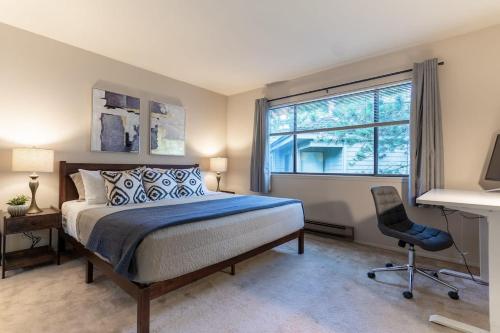 - une chambre avec un lit, un bureau et une fenêtre dans l'établissement Tranquil Apt 2 King Suites Pet Friendly near DT Bellevue, à Bellevue