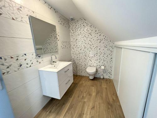une salle de bain avec un lavabo et des toilettes dans l'établissement Charmante maison neuve proche plage, 4 chambres, 7 couchages, jardin, parking et tout confort - FR-1-361-511, à Jullouville