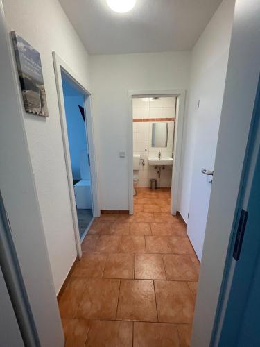 pasillo vacío con baño y lavabo en 2- Zimmer Wohnung für 5 Personen in Marl, en Marl