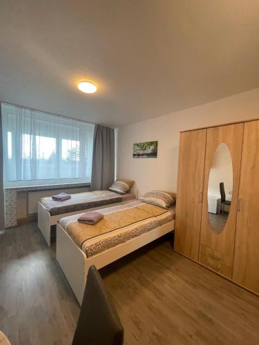 een slaapkamer met 2 bedden en een raam bij 2- Zimmer Wohnung für 5 Personen in Marl in Marl