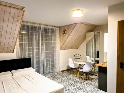 ムジェジノにあるLuxurious holiday apartment in Mrze ynoのベッドルーム1室(ベッド1台、テーブル、椅子付)