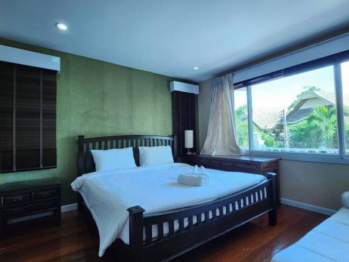 a bedroom with a large bed and a large window at D34长住优惠房-芭提雅市中心高端4间卧室泳池别墅 in Pattaya Central