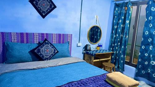 Sapa terraces في سابا: غرفة نوم زرقاء مع سرير ونافذة