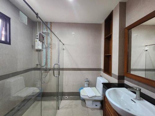 a bathroom with a shower and a toilet and a sink at D30长住优惠-市中心海边高端别墅区6间卧室泳池别墅 in Pattaya Central