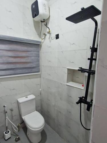 阿布賈的住宿－Stylish & Comfy 1 Bedroom Apt，一间带卫生间和吹风机的小浴室