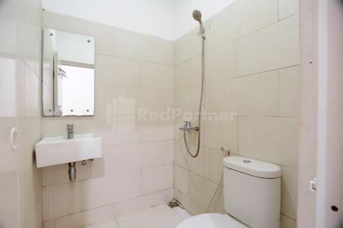 雅加達的住宿－Family Residence Redpartner，带淋浴、卫生间和盥洗盆的浴室