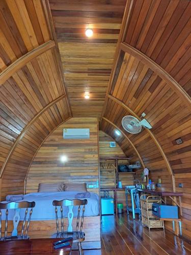 Un restaurante u otro lugar para comer en Seaview Eagles Nest Cabins
