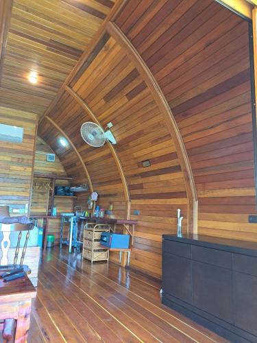 Una televisión o centro de entretenimiento en Seaview Eagles Nest Cabins