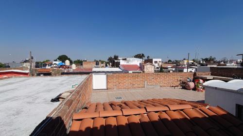 グアダラハラにあるTlaquepaque Cultural Haciendaのレンガ造りの建物の屋根の景色