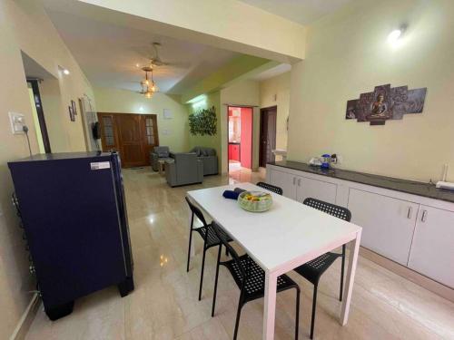 Η κουζίνα ή μικρή κουζίνα στο Lovely 3bhk at Kukatpally Y junction