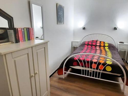sypialnia z łóżkiem z lustrem i komodą w obiekcie Apartamento Llançà, 1 dormitorio, 5 personas - ES-170-7 w mieście Llança