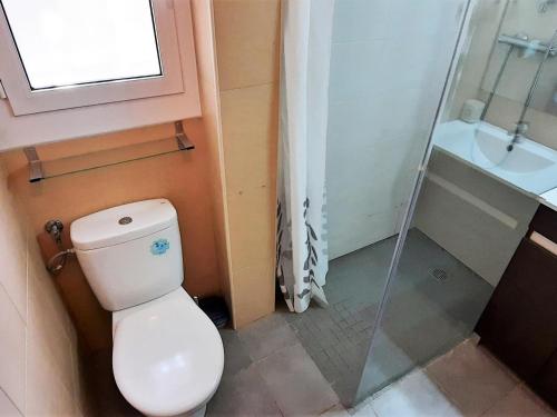 W łazience znajduje się toaleta, prysznic i umywalka. w obiekcie Apartamento Llançà, 1 dormitorio, 5 personas - ES-170-7 w mieście Llança