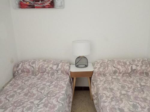 - une chambre avec un canapé et une table avec une lampe dans l'établissement F1 cosy avec loggia et 4 couchages à Balaruc-les-Bains, animaux admis - FR-1-680-40, à Balaruc-les-Bains