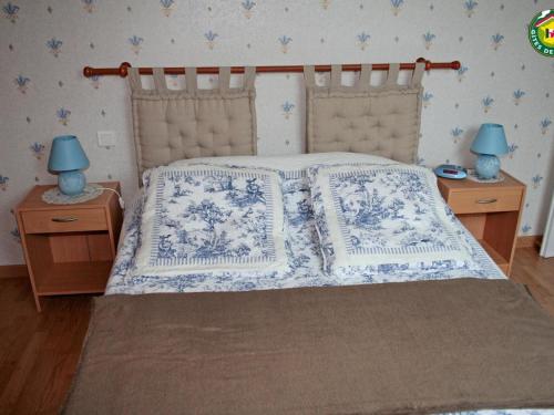 - une chambre avec un lit et 2 lampes bleues sur les tables dans l'établissement Charmant gîte familial à Fiennes, 2 chambres, jardin privé, terrasse, proche Wissant, animaux acceptés - FR-1-376-118, à Fiennes