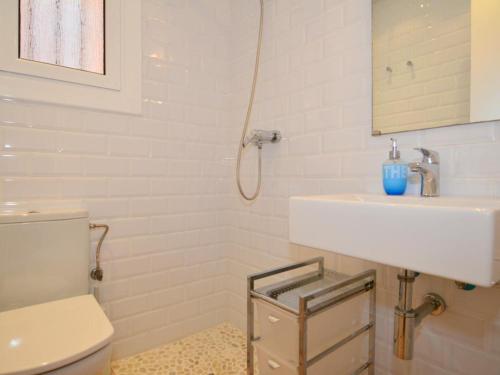 Baño blanco con lavabo y aseo en Apartamento Roda de Berà, 3 dormitorios, 8 personas - ES-320-13, en Roda de Bará