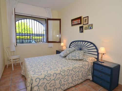 Ліжко або ліжка в номері Apartamento Roda de Berà, 3 dormitorios, 8 personas - ES-320-13