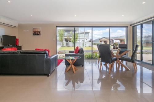 Un lugar para sentarse en Ocean View Executive Apartment 2