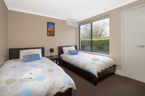 Una cama o camas en una habitación de Ocean View Executive Apartment 2