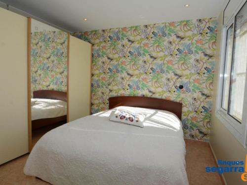 En eller flere senge i et værelse på Apartamento Roda de Berà, 4 dormitorios, 8 personas - ES-320-16
