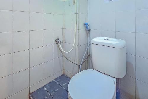 La salle de bains est pourvue de toilettes avec un tuyau. dans l'établissement RedDoorz near Alun Alun Cianjur, à Cianjur