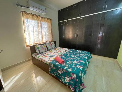 Ένα ή περισσότερα κρεβάτια σε δωμάτιο στο Beautiful 3bhk at Kukatpally Y junction