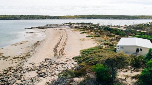 een huis op een strand aan het water bij Beachside in Coffin Bay