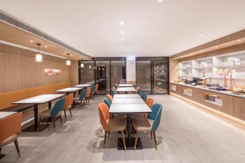 Ein Restaurant oder anderes Speiselokal in der Unterkunft Hanting Hotel Taizhou Jiulong New Energy Industry Zone 
