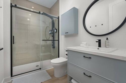 Een badkamer bij Beautiful Townhome In Mirabel