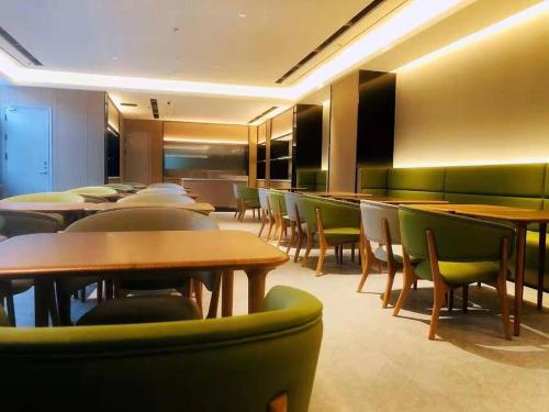 Ο χώρος του lounge ή του μπαρ στο Ji Hotel Yantai Wanda Plaza Huanshan Road