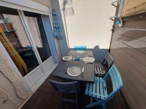 d'un balcon avec une table et des chaises. dans l'établissement Appartement Climatisé 4 Pers avec Terrasse et Parking à Marseillan - FR-1-326-808, à Marseillan