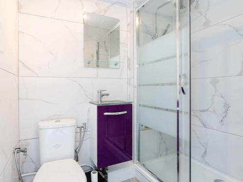 une salle de bain avec toilettes et douche en verre dans l'établissement Duplex T2 climatisé, terrasse, proche port - 4 pers. - FR-1-409-254, à Gruissan
