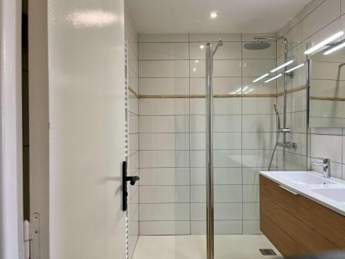 une salle de bain avec douche et lavabo dans l'établissement Studio moderne avec parking et climatisation à Cavalaire-sur-Mer - FR-1-226B-187, à Cavalaire-sur-Mer