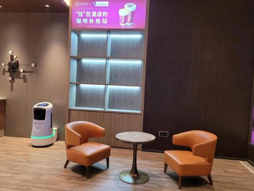 A seating area at Hanting Hotel Huanggang Wuxue Passenger Terminal