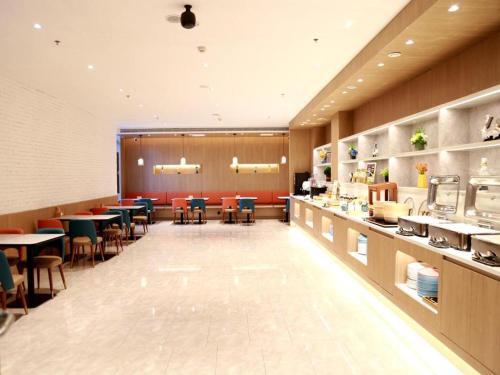 Un restaurante u otro lugar para comer en Hanting Hotel Qingdao Jiaozhou Jiaodong International Sirport Yangguang Building
