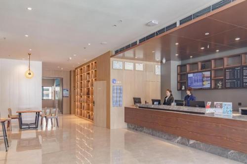 Lobby o reception area sa Hanting Premium Hotel Lhasa Railway Station