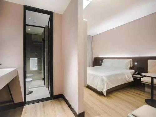 מיטה או מיטות בחדר ב-Hanting Hotel Haikou Qilou Old Street