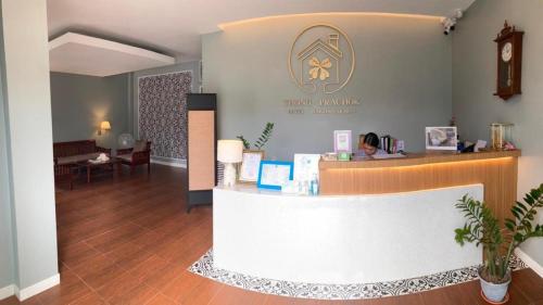 a waiting room at a pharmacy with a counter at Thong Prachok Hotel in Sakon Nakhon