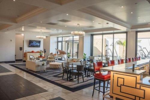 een lobby van een hotel met tafels en stoelen bij Ahern Hotel and Event Center in Las Vegas