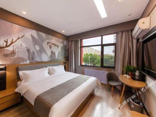 een hotelkamer met een bed en een televisie bij Thank Hotel Hebei Cangzhou Wuqiao County Acrobatics World in Wuqiao