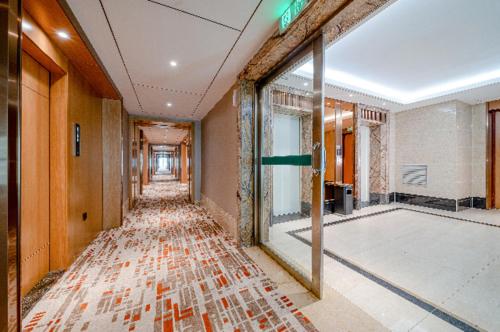 um corredor vazio com um grande espelho num edifício em Echarm Plus Hotel Nanning Convention and Exhibition Center Medical University em Nanning