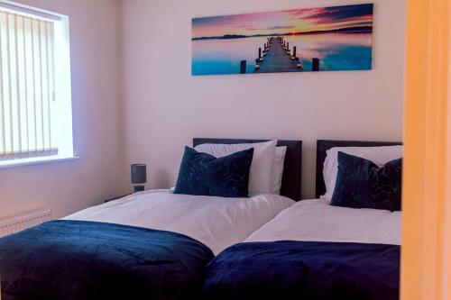 two beds sitting next to each other in a bedroom at City Vibes Getaway in Leeds