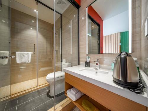 uma casa de banho com um lavatório, um WC e um chuveiro em City Comfort Inn Nanchang Dream World Xiejiacun Metro Station em Nanchang