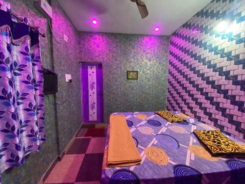 Camera viola con letto e parete viola di Reho Resort 