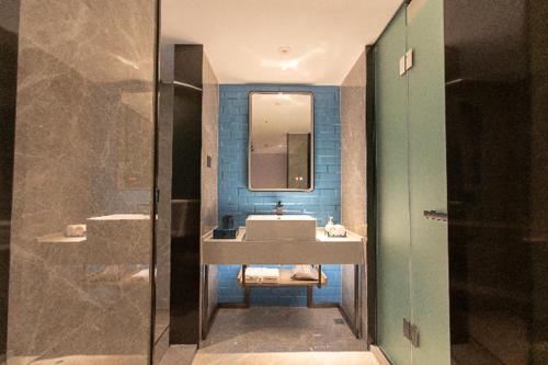 ein Badezimmer mit 2 Waschbecken und einem Spiegel in der Unterkunft Echarm Hotel Panzhihua Hubin Road in Panzhihua