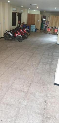 eine Gruppe von Motorrädern, die in einem Zimmer geparkt werden in der Unterkunft Airport Hotel in Karanganyar