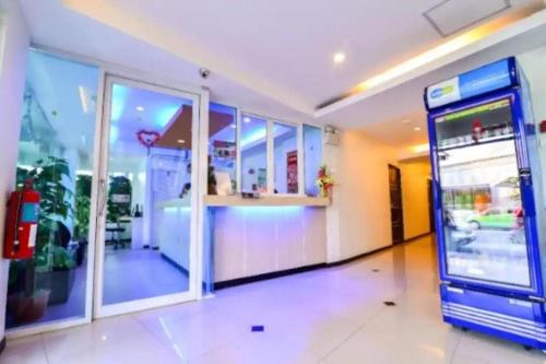 uma frente de loja com uma máquina de refrigerante numa sala em Fun-D City View em Khon Kaen