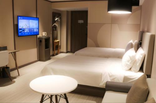 Ein Bett oder Betten in einem Zimmer der Unterkunft Hanting Hotel Tongren Pedestrian Street
