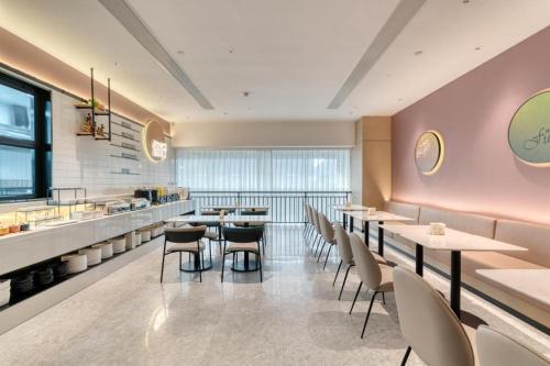 Un restaurante o sitio para comer en Nihao Hotel Hangzhou Linpin Silk Building